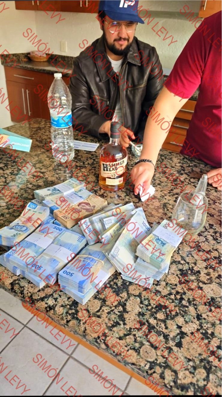 Santiago Jara Gutiérrez frente a fajos de billetes