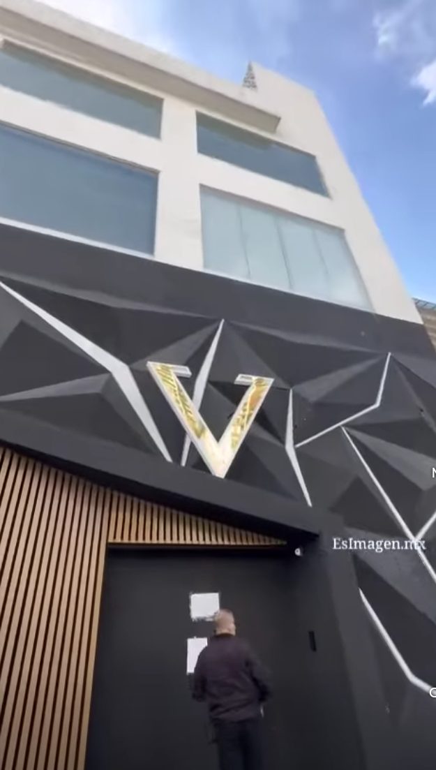 Fachada de Victoria Luxury Club con sellos de aseguramiento